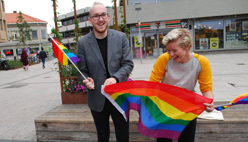 FORVENTNINGSFULLE: Fredrikstad Pride-general Kristoffer Lorang Mathisen (t.v.) og Nathalie Kristiansen