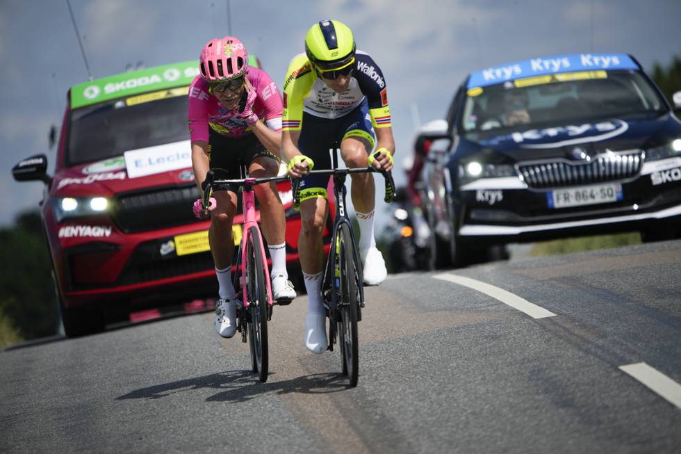 Sven Erik Bystrøm (i front) og danske Magnus Cort preget lørdagens etappe som utbrytere i Tour de France. Foto: Daniel Cole / AP / NTB