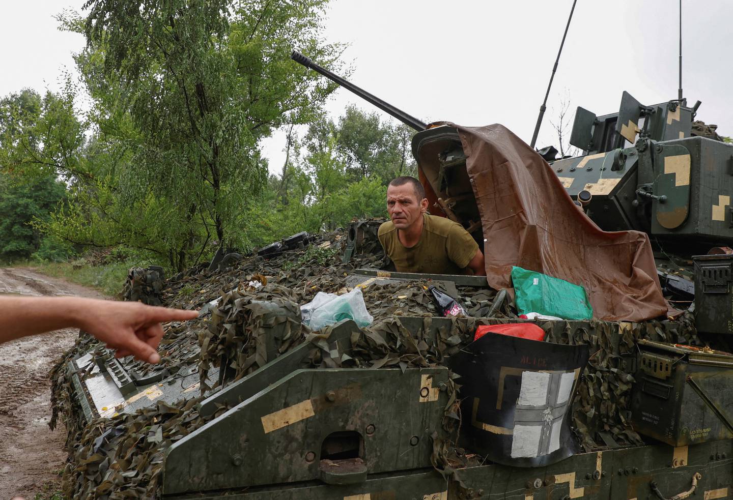 Den lenge varslede ukrainske motoffensiven er i gang. Her sitter en ukrainsk soldat i et militært kjøretøy nær frontlinja i Zaporizjzja-regionen.
