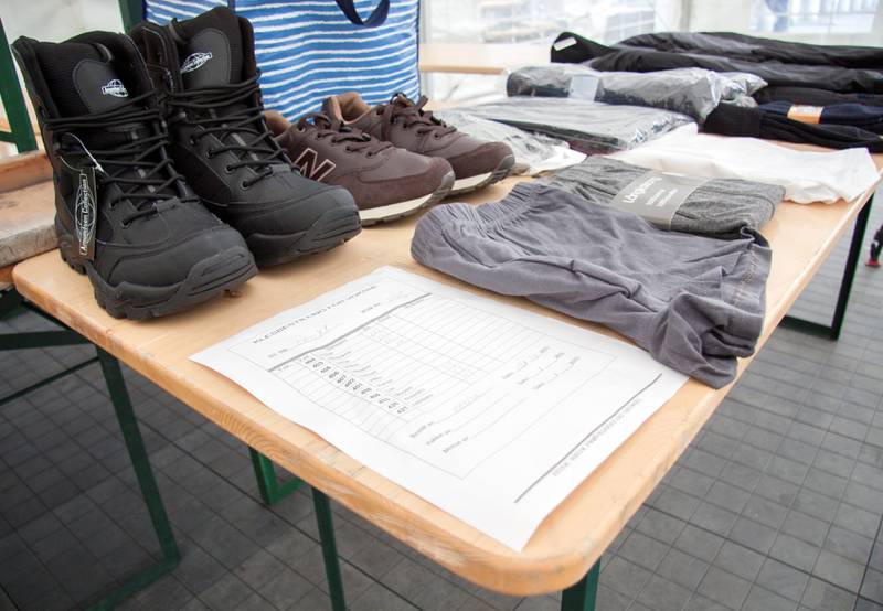 Asylsøkerne som kommer til det nye mottakssenteret i Råde får en klespakke. FOTO: KENNETH STENSRUD