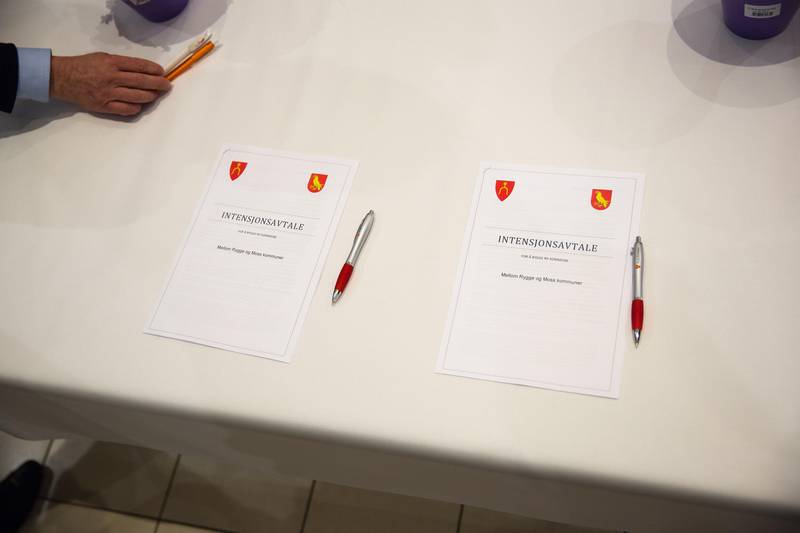 Intensjonsavtalen om sammenslåing mellom Moss og Rygge, signert på Rygge Storsenter den 20. april 2016. 