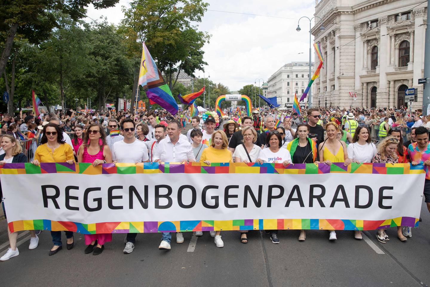 Pride-paraden i Wien har i årevis vært blant Europas største og mest populære. Søndag fortalte Østerriksk politi at de har avverget et terrorangrep mot årets parade.