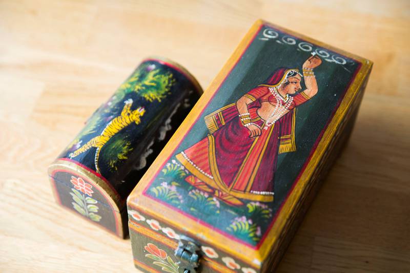 Johanne Houge pynter opp leiligheten med disse antikke boksene fra India.