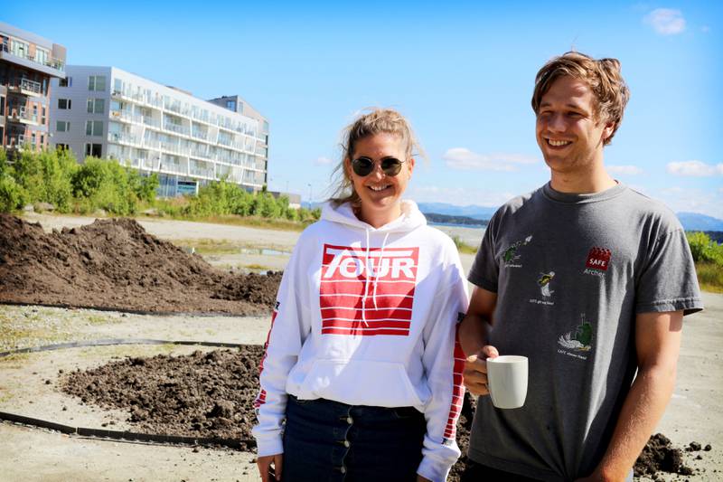Jeanette Hovland og Krister Vold i Urban Sjøfront er godt fornøyd med oppmøtet på dugnaden. I bakgrunnen er det sirkler med jord, hvor det skal legges gress. FOTO: TONE HELENE OSKARSEN
