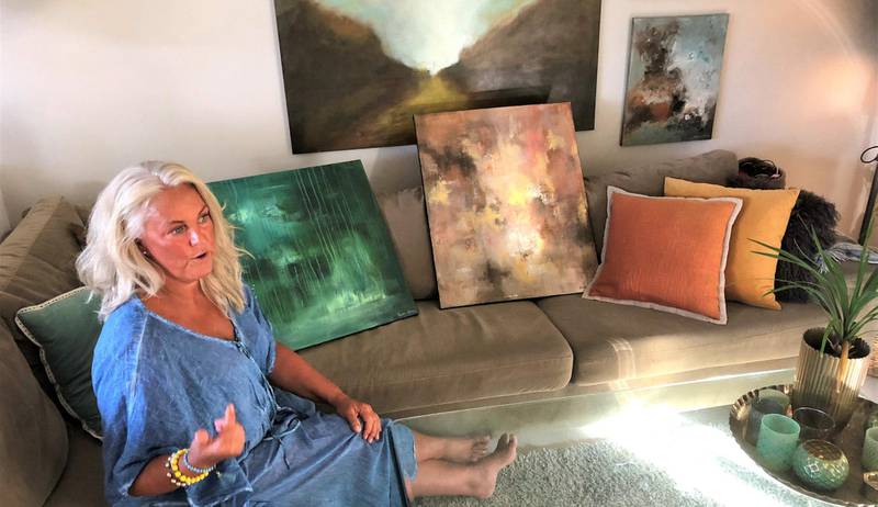 Estetiker: Kikki Horne har alltid levd med en bevisst holdning til paletten. Fargene er viktige for henne, både på putene og på maleriene.
