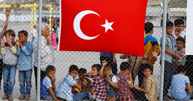 Visumliberalisering for tyrkere er en del av flyktningavtalen som ble inngått mellom EU og Tyrkia i mars, som blant annet innebærer retur av migranter til Tyrkia. Her er syriske flyktninger i flyktningleiren i Nizip flyktningleir i Tyrkia under et besøk av Tysklands kansler Angela Merkel i april. 