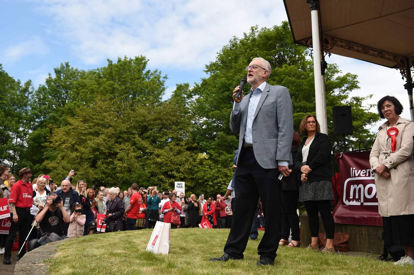 Britain's opposition Labour party leader Jeremy Corbyn addresses a European Parliament election campaign rally in Bootle, north England on May 18, 2019. (Photo by Oli SCARFF / AFP)