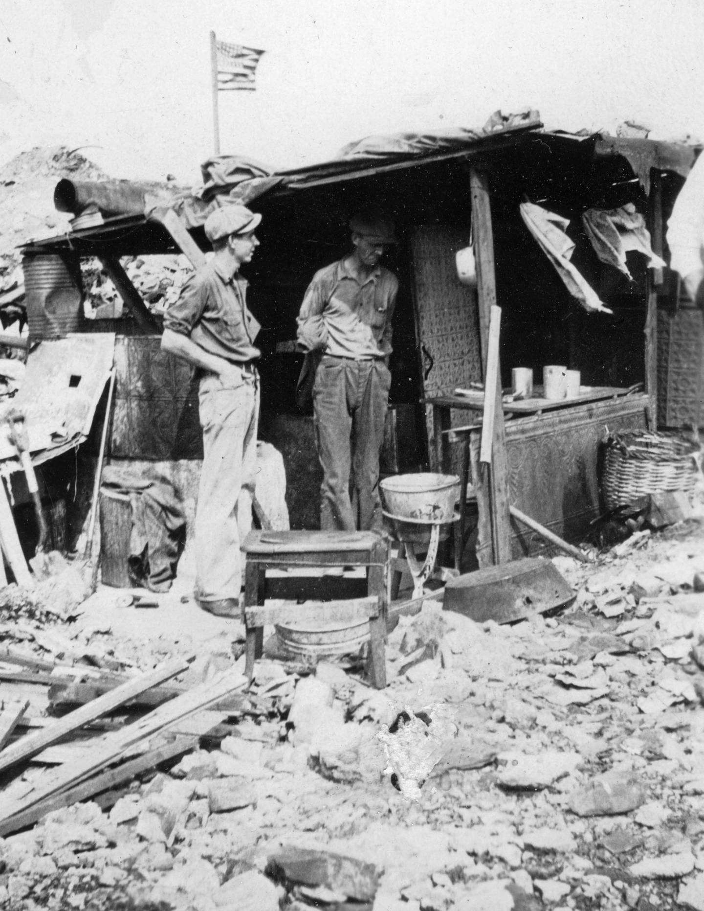 Et hjem i slummen Ørkenen Sur i New York 1929. Bildet er merket «Her står to norske gutter». Foto: Søren Hesby, Blå Kors/Oslo byarkiv
