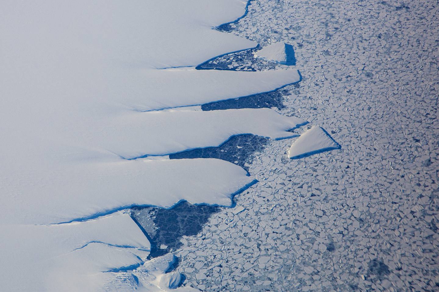 Iskanten som markerer starten på det enorme området som er dekket av is i Antarktis. På det tykkeste er isen over 2000 meter.