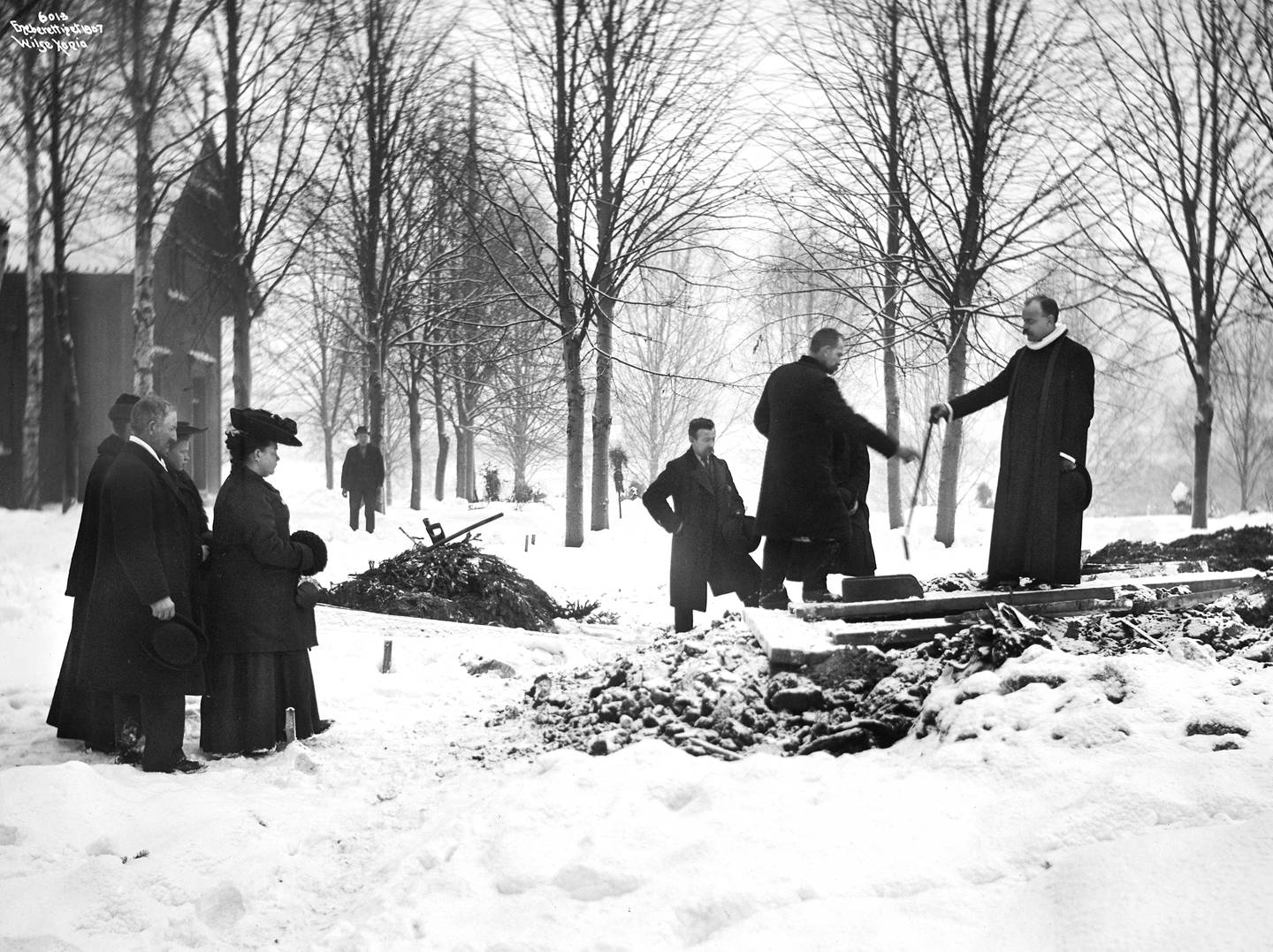 Sørgende mennesker på Nordre gravlund i 1907. Selv ikke i døden var standssamfunnets mennesker like. Det var forskjell på fattiglik og betalingslik. Foto: Anders B. Wilse, Oslo Museum
