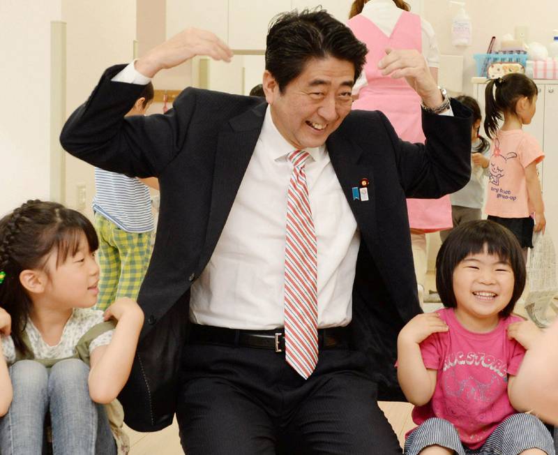 Japans statsminister Shinzo Abe lanserte i 2013 en strategi for å få kvinner i arbeidslivet slik at økonomien vokser. Her fra et besøk i en barnehage i Yokohama utenfor Tokyo i 2013.