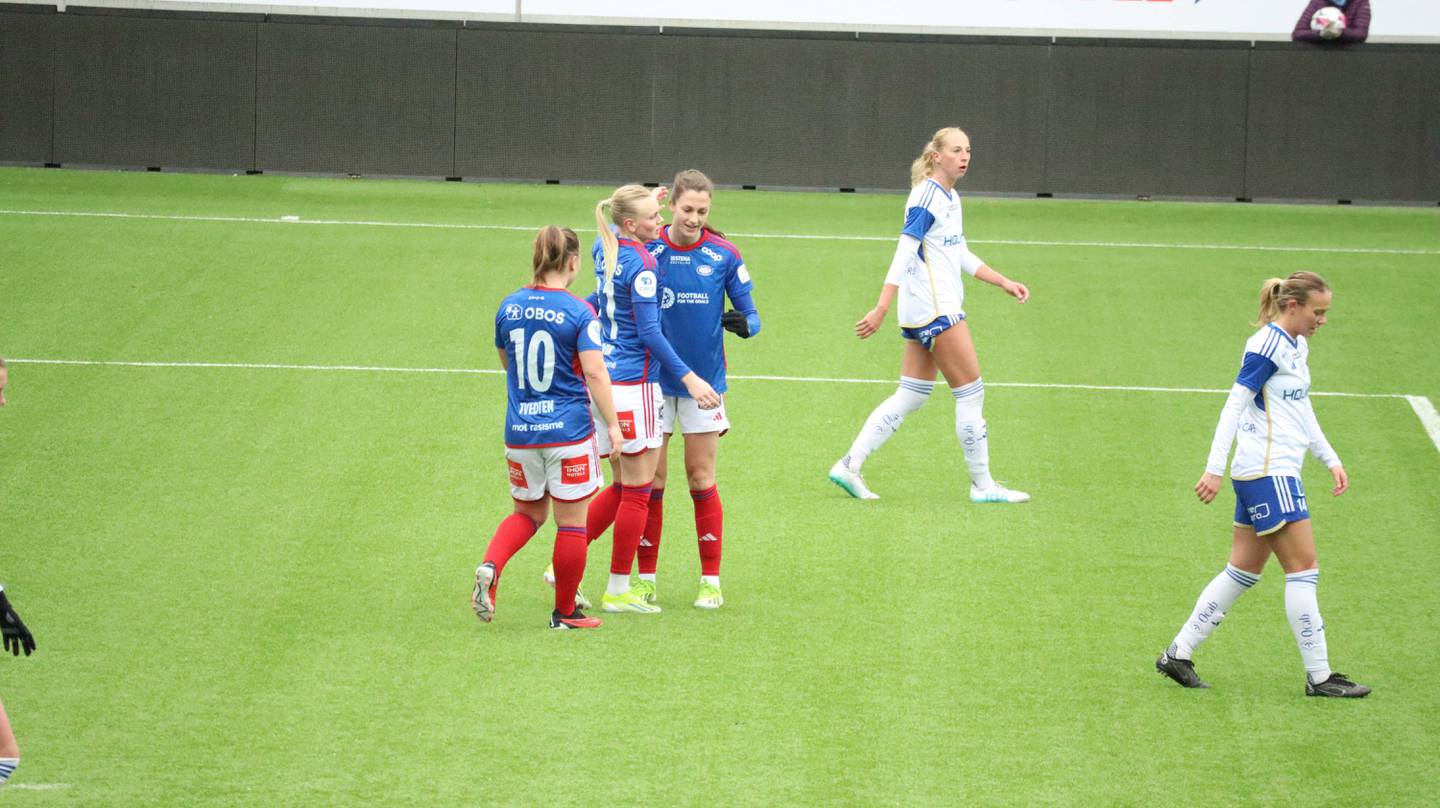 Emma Godø jubler for ett av sine tre mål mot Norrköping, sammen med Karina Sævik og Olaug Tvedten.