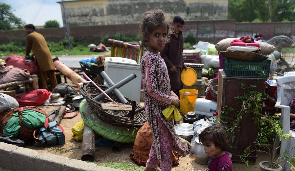 fattige: FNs nye utviklingsmål skal utrydde ekstrem fattigdom og sult i løpet av de neste 15 årene. Disse barna i Pakistan bor uten tilgang på drikkevann, strøm og sanitæranlegg. Det vil FN-landene nå gjøre noe med. FOTO: FAROOQ NAEEM/ NTB SCANPIX