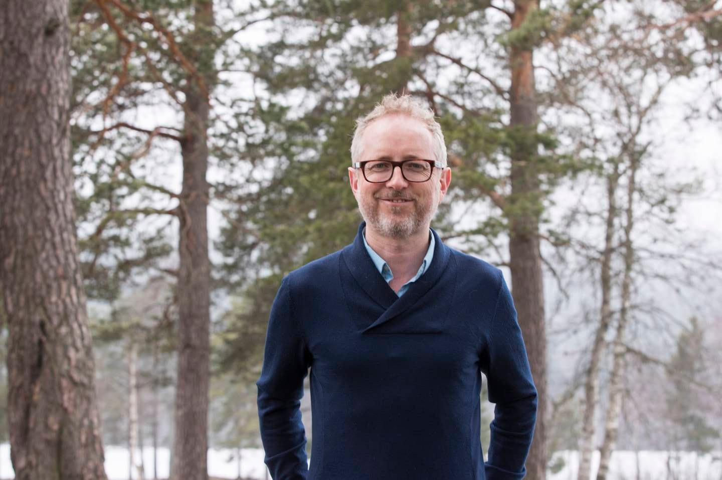 Norad-sjef Bård Vegar Solhjell poserer foran noen trær.