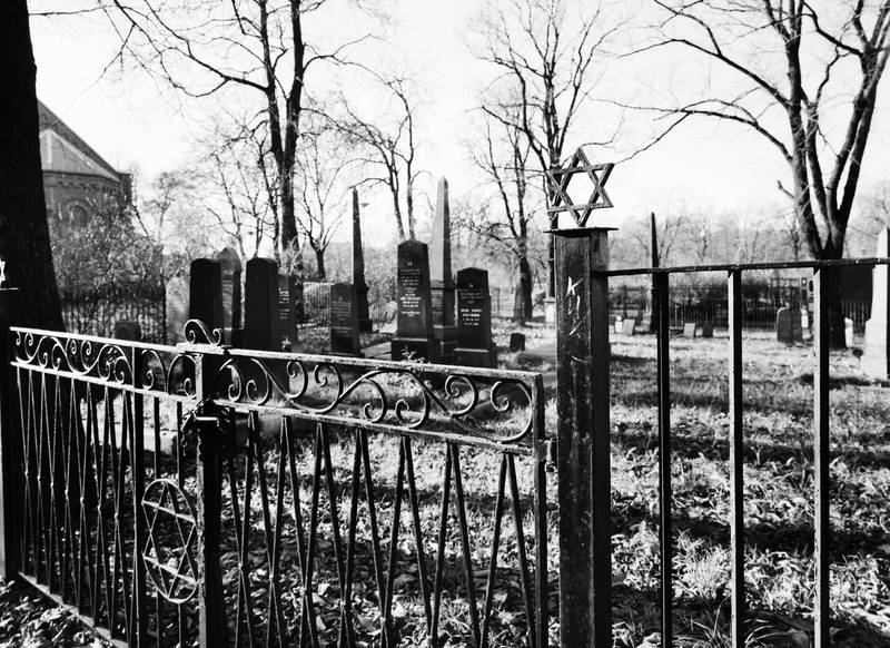 Den jødiske gravlunden på Sofienberg er i dag det eneste minnet om kirkegården som dekket hele dagens parkområde rundt Sofienberg kirke. Ifølge jødisk lov er gravstedene evige minnesmerker, og ble derfor bevart.