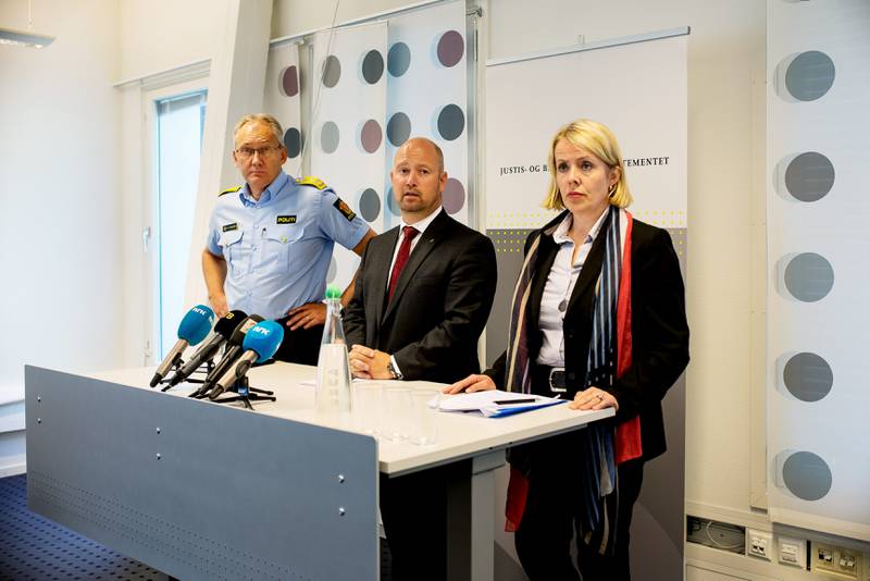 I går informerte (f.v.) politidirektør Odd Reidar Humlegård, justisminister Anders Anundsen (Frp) og PST-sjef Benedicte Bjørnland om at politibevæpningen igjen forlenges. FOTO: FRØYDIS FALCH URBYE