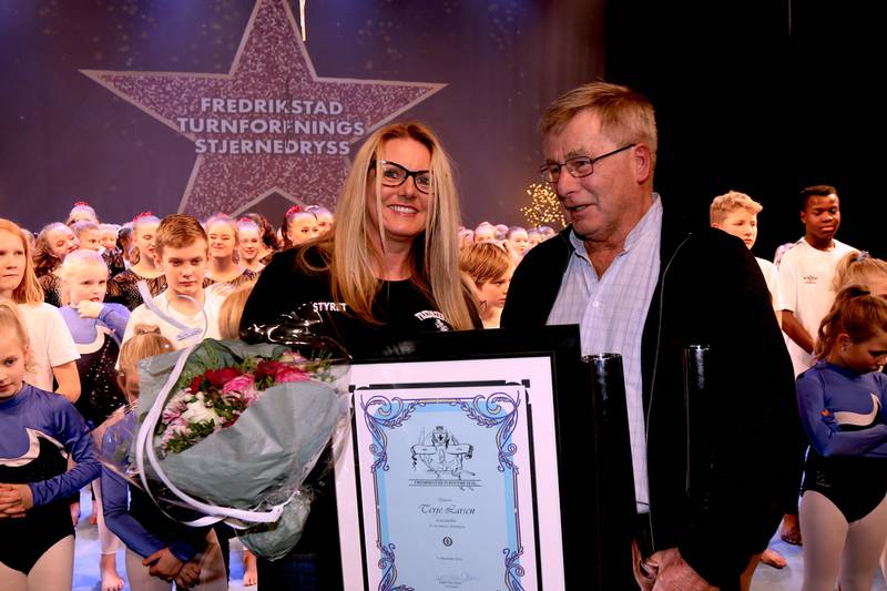 Inger-Lise Olsen overrekker beviset på at Terje Larsen er utnevnt til æresmedlem av Fredrikstad Turnforening.