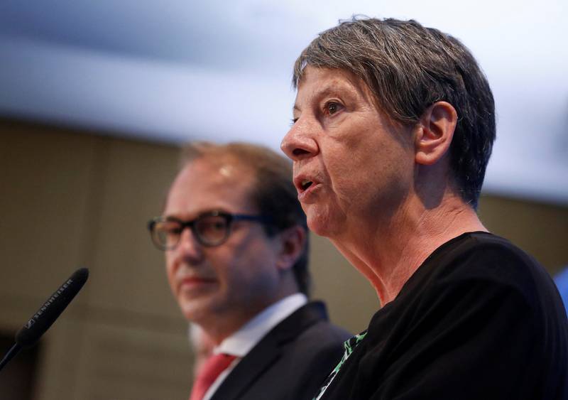 Tysklands miljøverminister Barbara Hendricks og transportminister Alexander Dobrindt under en pressekonferanse 2. august 2017.