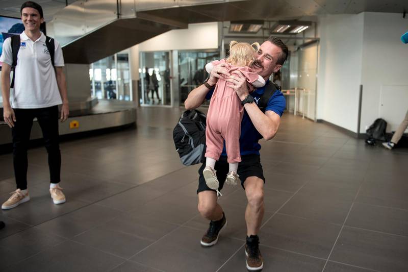 Sola  20180813.
Henrik Ingebrigtsen sammen med datteren Olivia lander på Sola mandag ettermiddag. 
Foto: Carina Johansen / NTB Scanpix