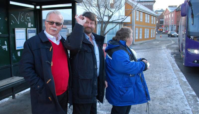 AVREISE: Daglig leder Ole Alm (t.v) ved Varmestua i Fredrikstad var med som ledsager til slottsmiddagen, noe brukerne Iver og Anita gledet seg stort til.