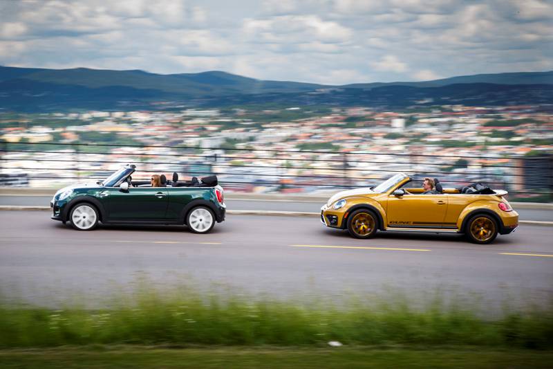 LUFTIG: Mini og Volkswagen Beetle Dune er svært ulike, samtidig konkurrerer de på det samme markedet.FOTO: Heiko Junge/NTB scanpix