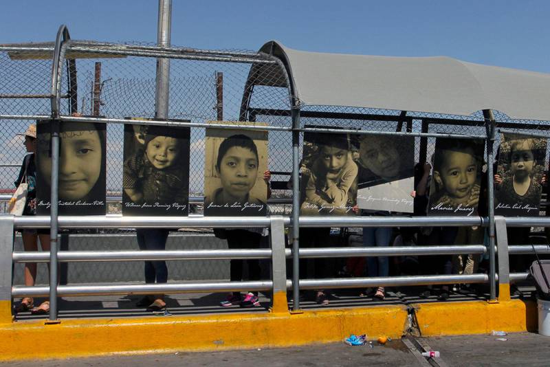 barn: Aktivister har hengt opp bilder av barn som har mistet livet i forsøket på å ta seg til USA. I en ny rapport kommer Amnesty International med flere anklager mot amerikanske og mexicanske myndigheter og deres behandling av aktivister og andre som forsøker å hjelpe migranter. FOTO: HERIKA MARTINEZ/NTB SCANPIX