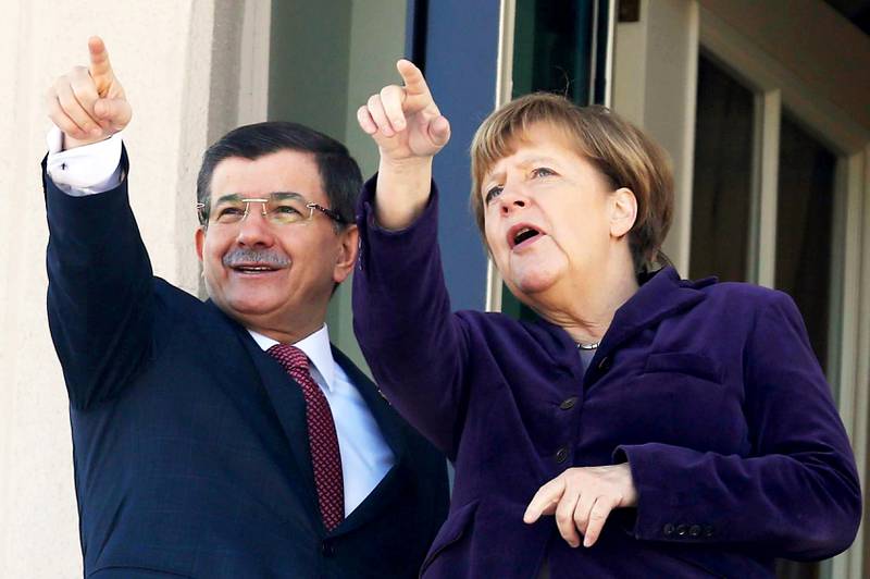 Tyrkias statsminister Ahmet Davutoglu og Tysklands kansler Angela Merkel har kommet fram til en plan om flyktningkrisen, men Merkel får en hard jobb med å få med alle EU-landene når de møtes i dag. FOTO: ADEM ALTAN/NTB SCANPIX