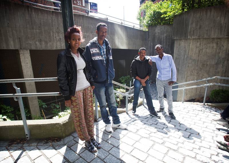 I fire døgn har en gruppe eritreere ventet på å registrere seg. FOTO: ARNE OVE BERGO