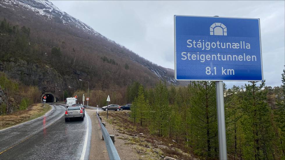 Fire mennesker døde i en trafikkulykke i Steigentunnelen i Nordland søndag. To andre er skadd og fløyet til Nordlandssykehuset.
Politiet opplyser i en pressemelding at en traktor med henger ble påkjørt bakfra av en utenlandskregistrert bil. Ulykken skjedde omtrent midt i tunnelen. Foto: ELENA PAULSEN / NRK / NTB