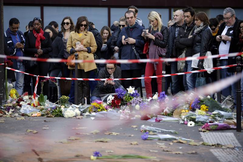 Sørgende parisere samles utenfor en pizzarestaurant der mange ble drept under terrorangrepet 13. november. FOTO: NTB scanpix