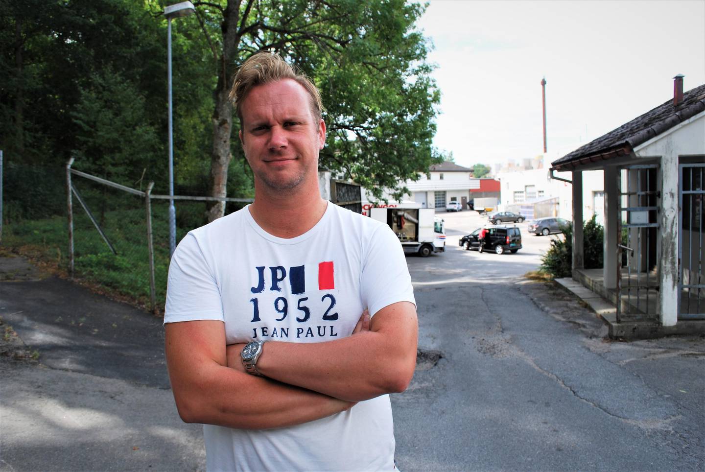 LANG OPPTUR: Kjetil Frøne, leder for supporterklubben «Fossefallet», har fulgt Sarpsborg 08 siden den spede begynnelsen. Han mener klubben virkelig har skutt fart de siste sesongene, men at gruppespillplass i Europaligaen vil være et lite under.