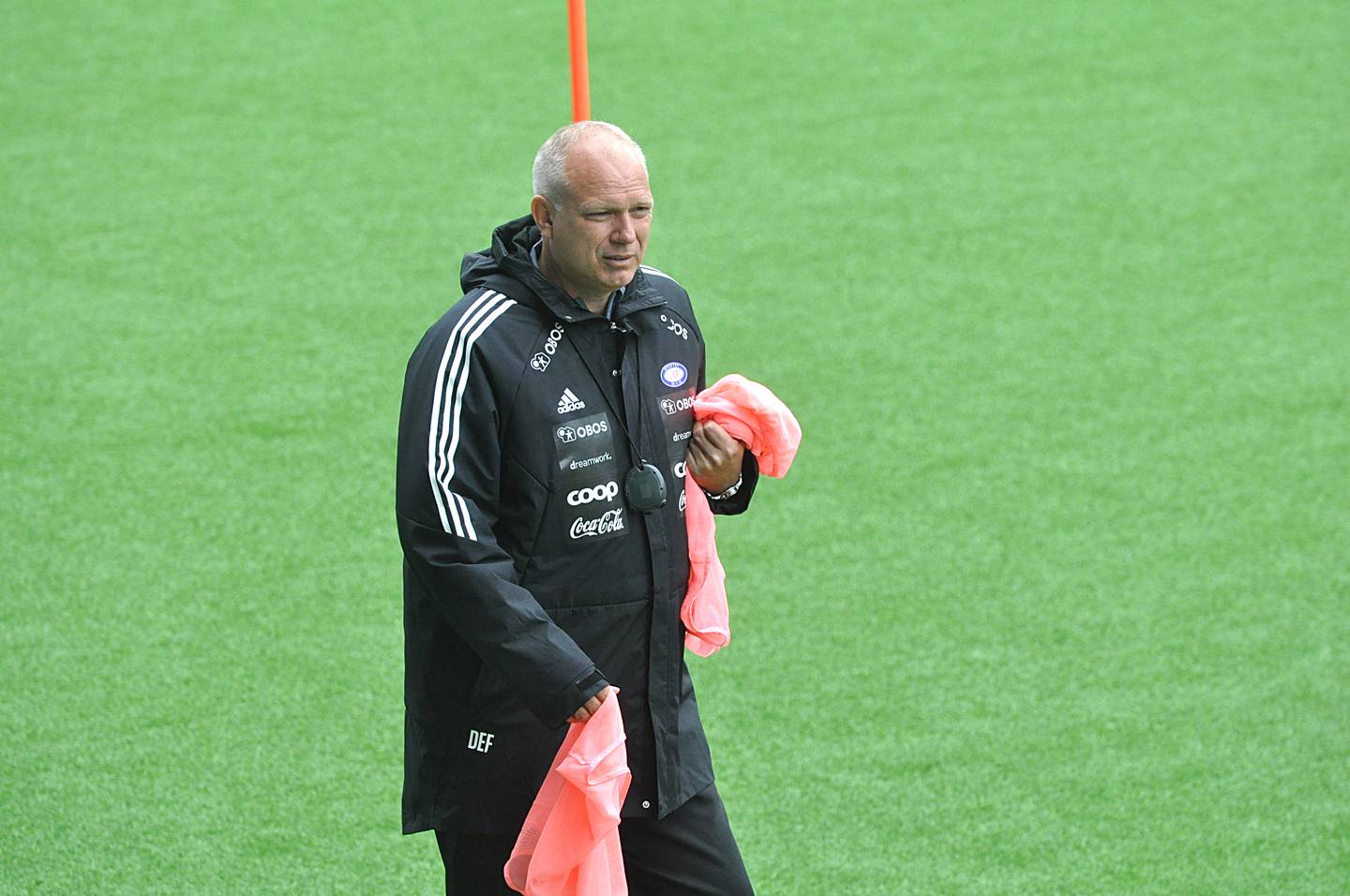 Vålerenga-trener Dag-Eilev Fagermo (bildet) understreker at fødselen kommer først, men han ønsker å ha med Petter Strand til bortekampen mot FK Haugesund lørdag hvis det lar seg gjøre. Her på feltet torsdag.