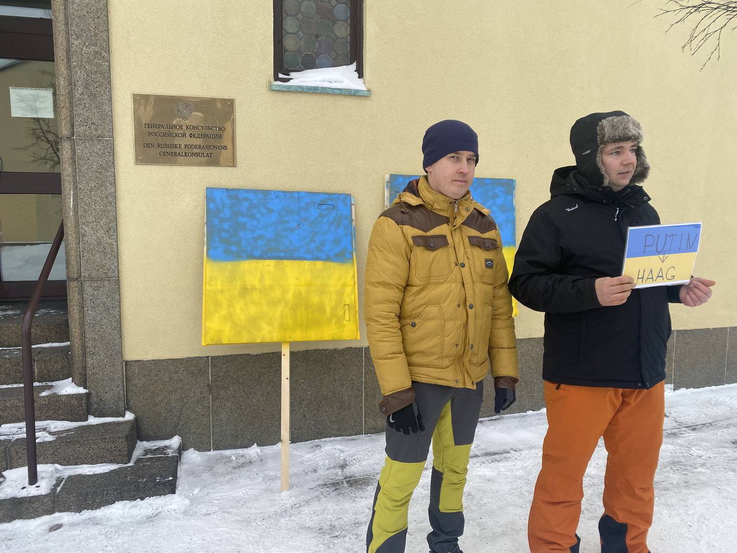 Oleksii Tsapok (t.v.) og Mykhailo Kozachenko demonstrerte i Kirkenes.