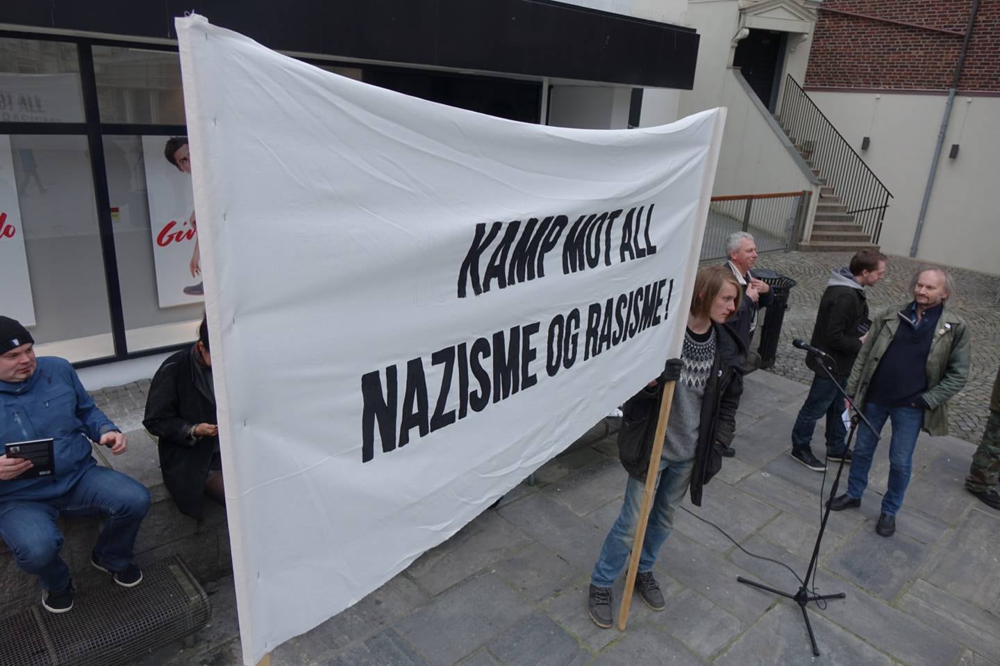 Rasismedebatten på Sølvberget har skapt mye engasjement. I forkant av debatten ble det arrangert demonstrasjon på Arneageren.