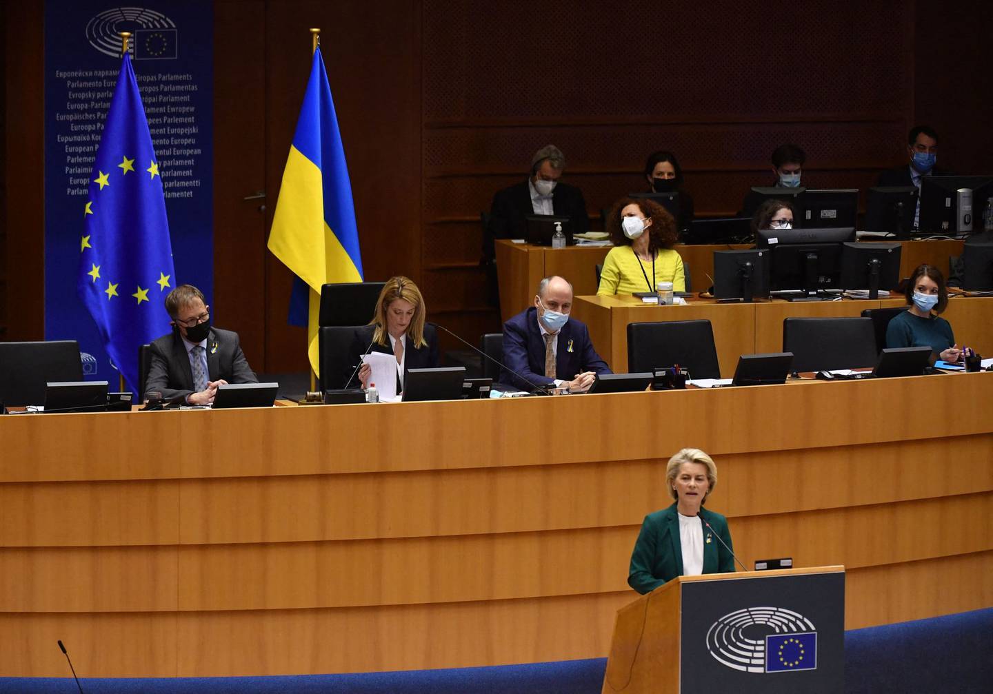 EU-kommisjonens president Ursula von der Leyen taler til EU-parlamentet under en ekstraordinær sesjon 1. mars 2022