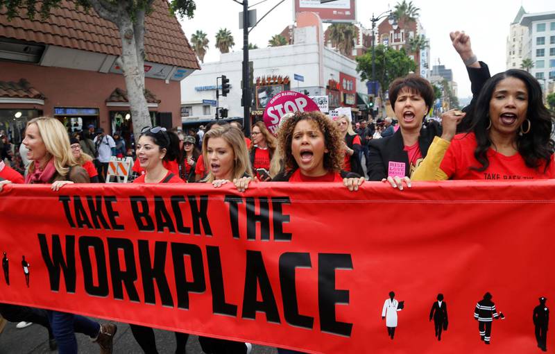 PROTEST: Kvinner marsjerer mot seksuell trakassering i Los Angeles tidligere denne måneden. FOTO: