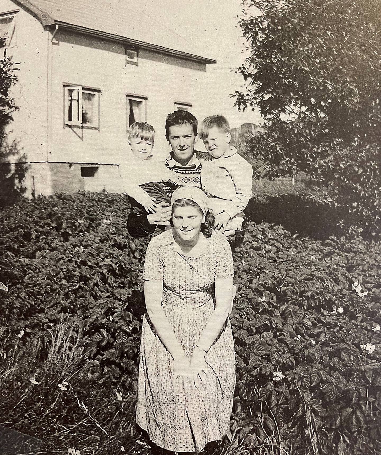 Faren Knut, moren Agnes, Tore (til venstre) og storebror Knut Arne foran potetåkeren.