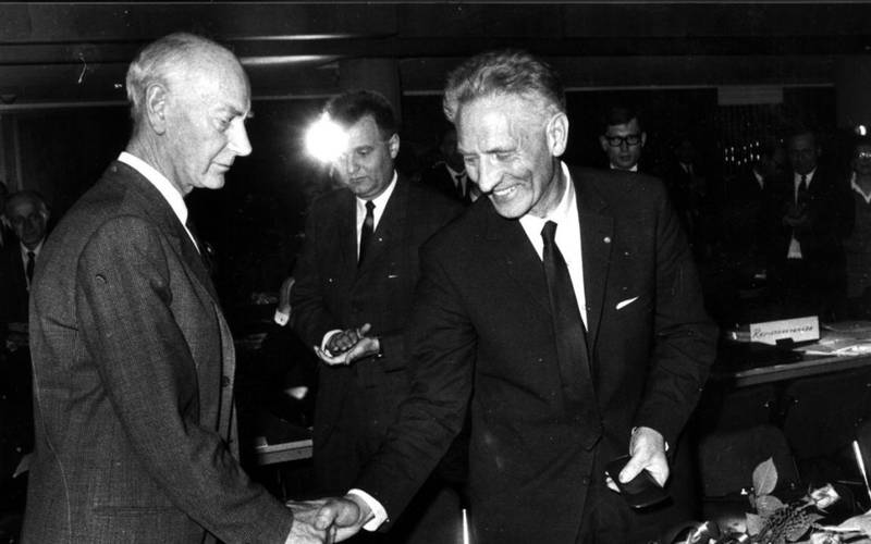 Gerhardsen og Lie forsones på Ap-landsmøtet i 1969, etter en hard maktkamp.