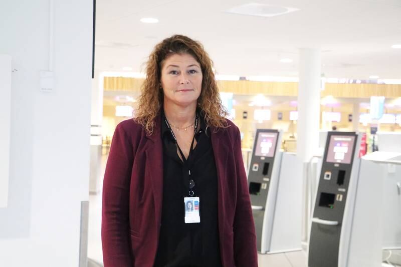 Lufthavndirektør Anette Sigmundstad forteller RA at flytrafikken ved Stavanger Lufthavn tar seg opp. – Vi har mellom fire og seks tusen reisende hver dag.