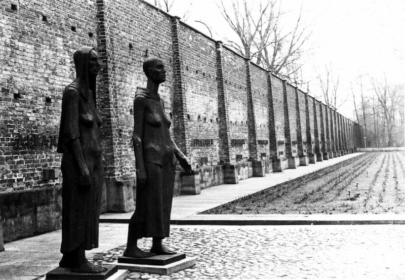 I dag står bare en minnepark igjen der kvinneleiren Ravensbrück en gang lå. Alle brakkene der fangene bodde er revet.