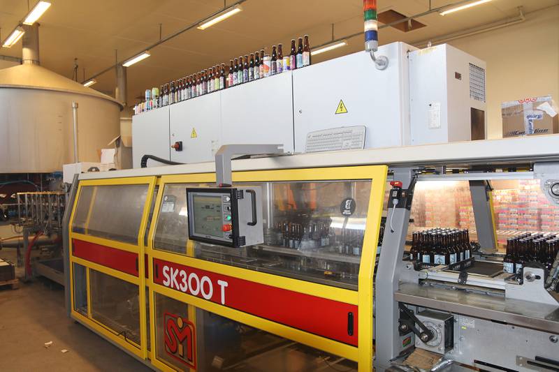 I denne maskinen i Lervig-lokalene i Hillevåg pakkes ferdigtappede flasker i kartonger eller sekspakninger. Foto: Thor Erik Waage 
