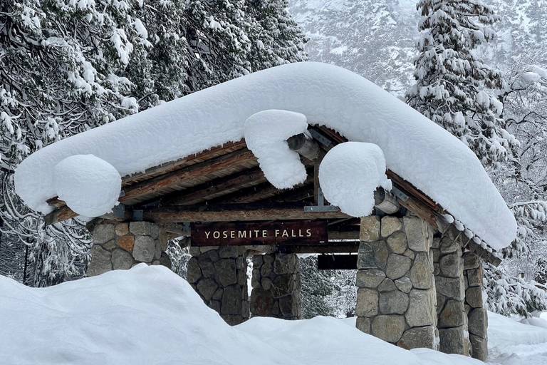Velkommen til Yosemite! ... når snøen smelter nok til at folk klarer å komme seg inn gjennom denne portalen, høyst sannsynlig først om mange uker.