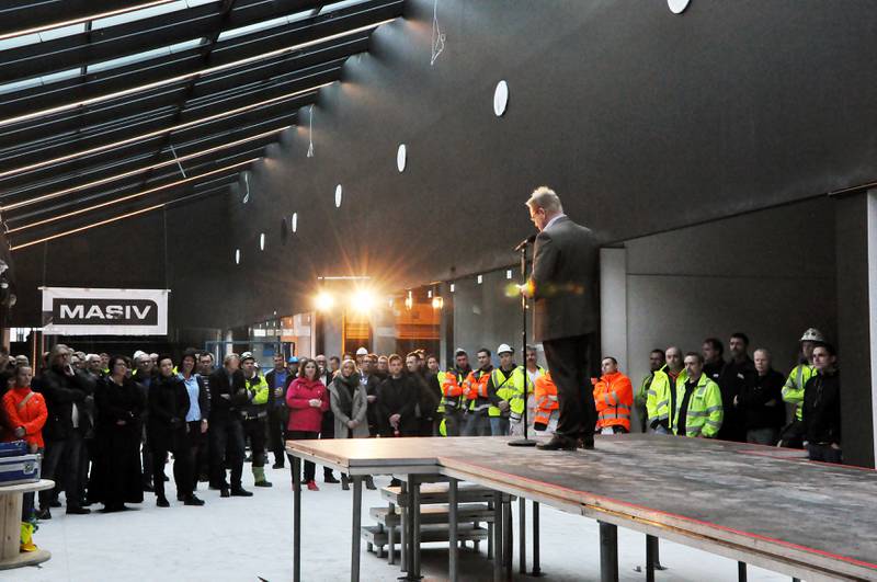 Styreleder Hans Petter Hagen i Norwegian Outlet hilser bygningsarbeidere og andre deltakere på kranselaget. Foto: Stein Roger Fossmo