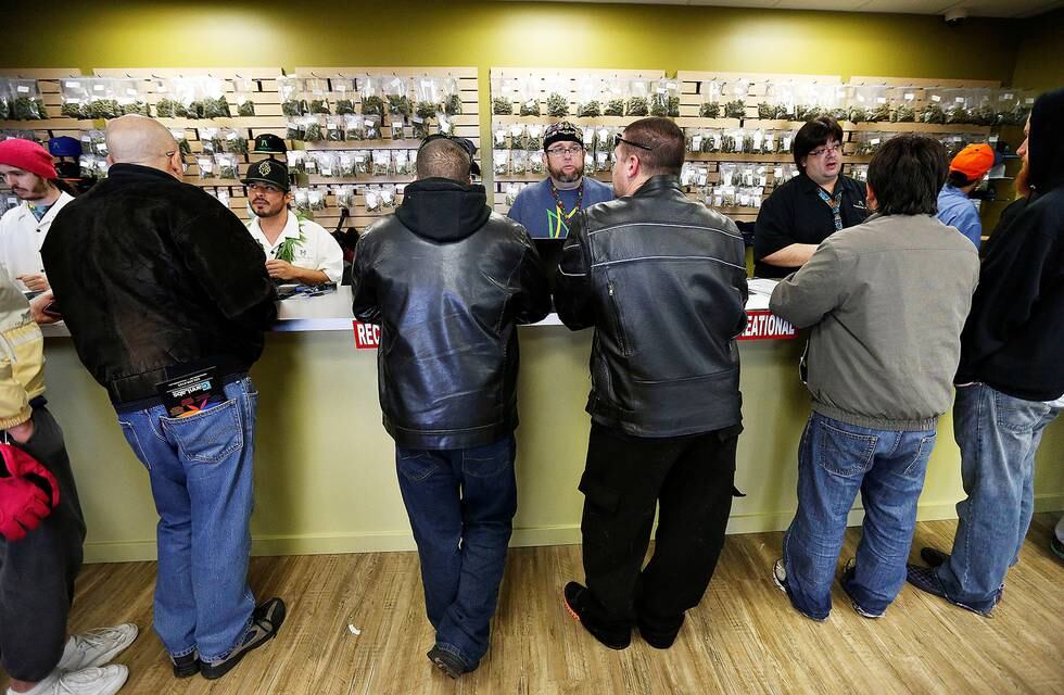 LOVLIG: I staten Colorado i USA selges cannabis lovlig, men staten har likevel ikke løst de   store problemene de hadde med narkotika, skriver Eirik Husby Sæther. FOTO: BRENNAN LINSLEY/NTB SCANPIX