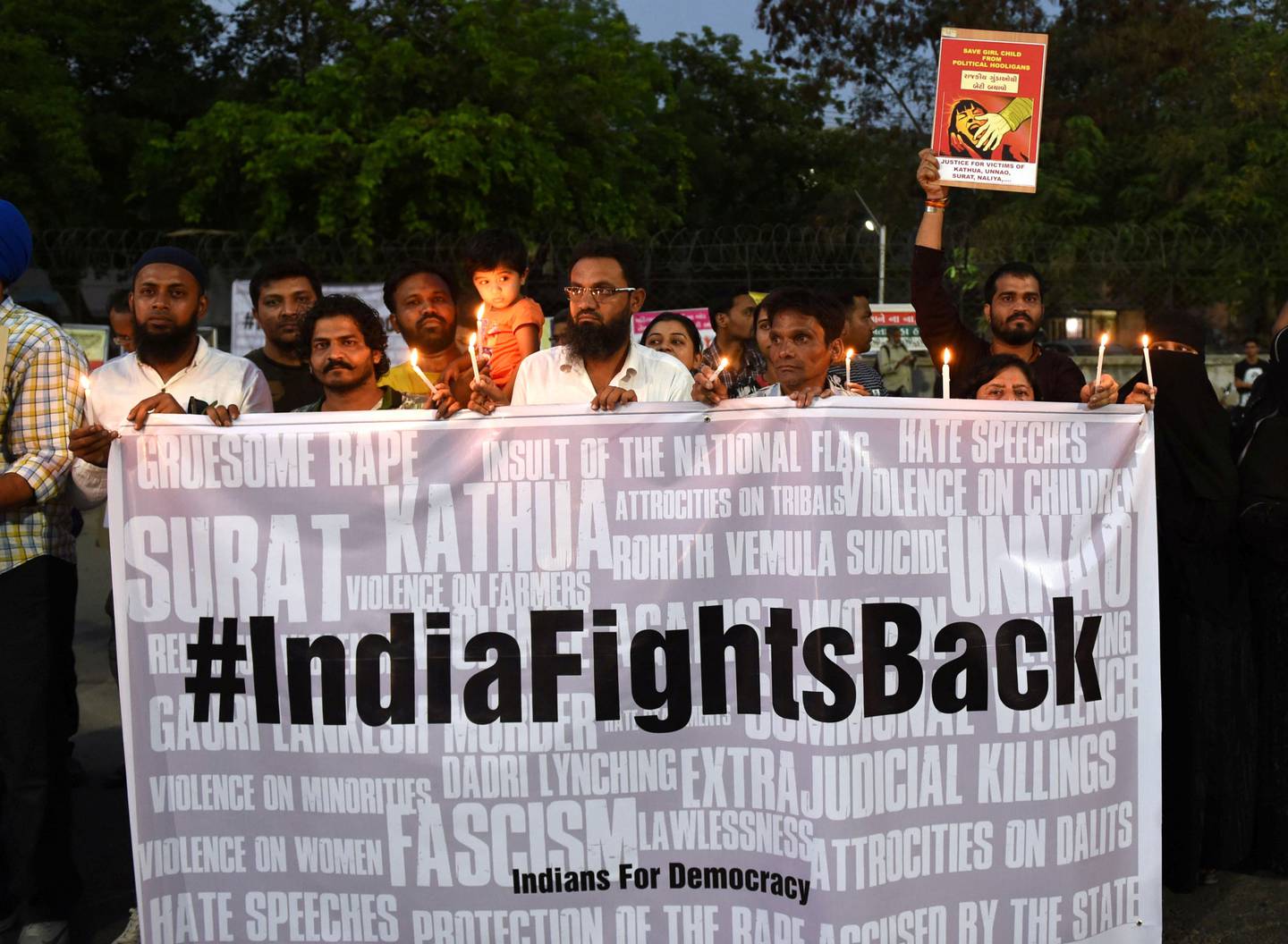 TENTE LYS: En lysmarkering i Ahmedabad i støtte for voldtektsofre. 	 FOTO: NTB SCANPIX