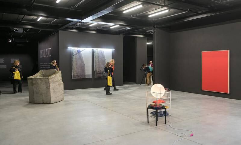 Det nye kunstsenteret i Franske Tours åpner med «Innland», en frisk utstilling som viser det beste av ung, norsk samtidskunst. Fra venstre sees verk av Tiril Hasselknippe, Thora Dolven Balke og Ann Cathrin November Høibo.