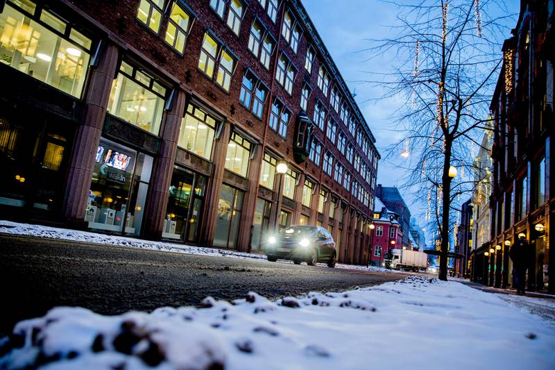 Oslo  20190121.
En bil på vinterføre opp Rådhusgata i Oslo mandag morgen.
Foto: Stian Lysberg Solum / NTB scanpix