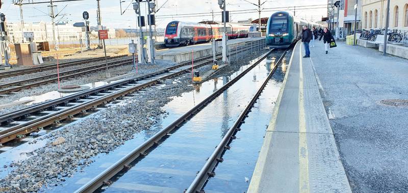 Flere tog ble stoppet på Drammen stasjon på grunn av vannet som presset seg inn i sporet.