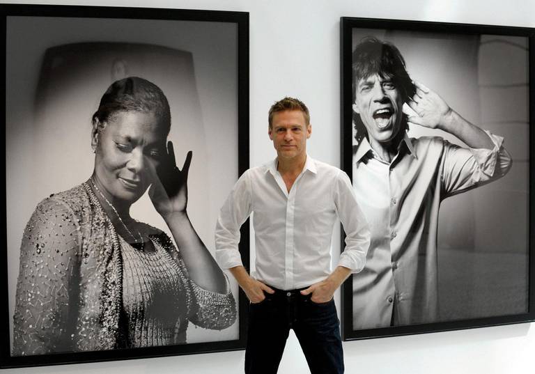 Bryan Adams er blitt en etablert portrettfotograf. Her på utstilling med sine bilder av Dionne Warwick og Mick Jagger. Foto: Sascha Schuermann/AFP/NTB scanpix