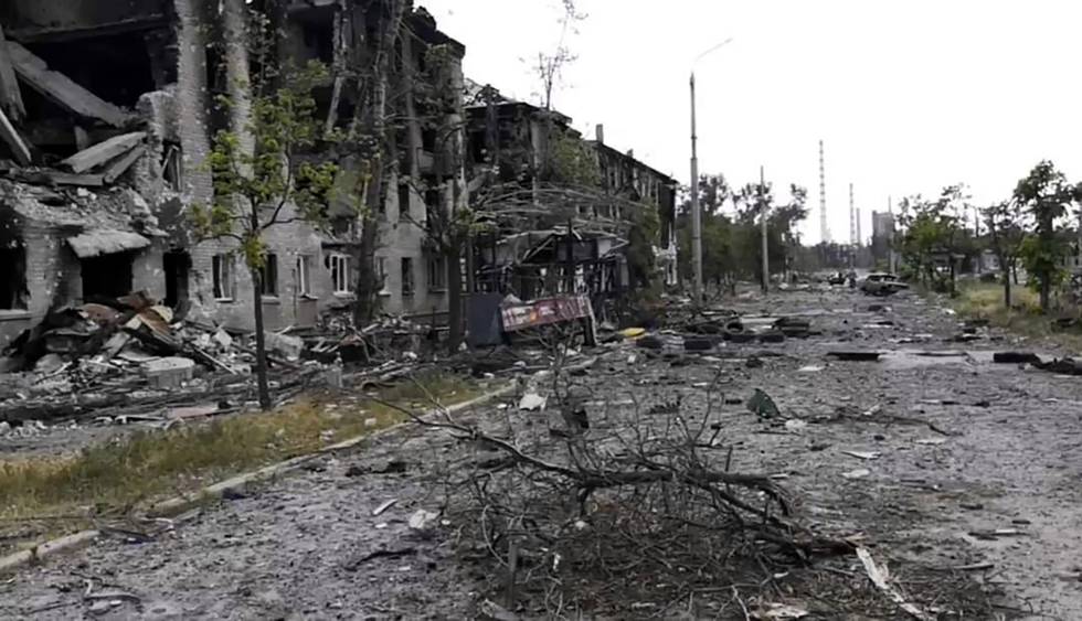 Store deler av den ukrainske byen Lysytsjansk ligger i ruiner etter flere uker med harde kamper. Søndag melder Russland at byen er tatt av russiske og prorussiske separatiststyrker. Foto: Luhansk region military administration via AP / NTB